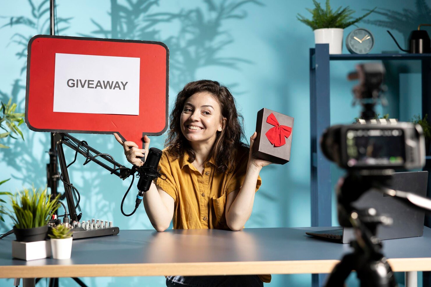 happy-influencer-announcing-giveaway-viewers-with-cardboard-sign_482257-121706